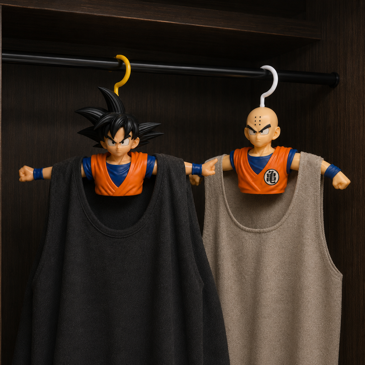 Percha coleccionable Nostalium inspirada en Dragon Ball con diseño de Goku y Krilin para sudaderas y camisetas.